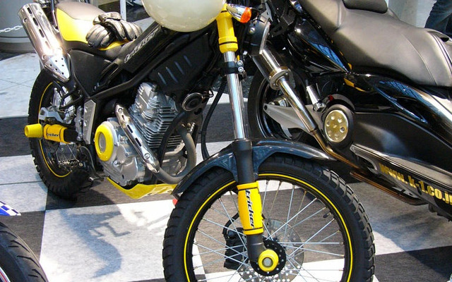 【東京モーターサイクルショー05】写真蔵…トリッカーがここまで変わる