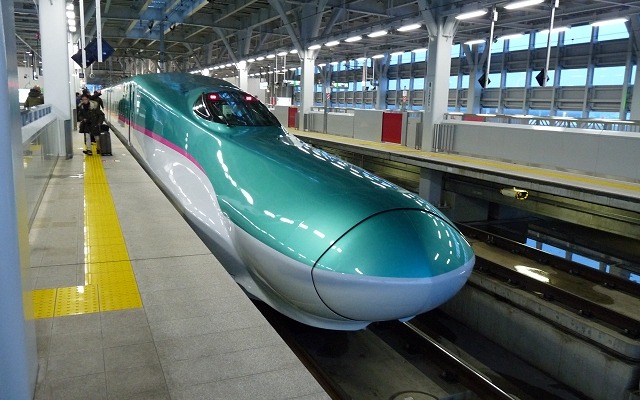新青森駅で発車を待つ東北新幹線「はやぶさ」（E5系）。定期外収入の中長距離は1.8％増加した。