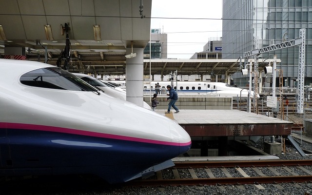 東京駅で並ぶJR東日本の新幹線車両E2系（手前）とJR東海のN700系（奥）。