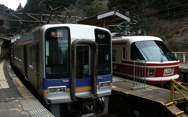 南海高野線の極楽橋駅で発車を待つ難波行きの急行と特急「こうや」。「高野山チケット」に引き換えた場合は、新今宮～極楽橋～高野山間が往復できる。「こうや」などの座席指定列車を利用する場合は特急券などが別途必要。