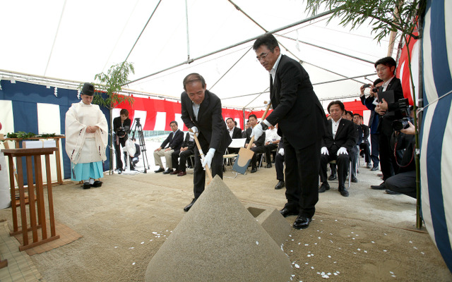 地鎮祭のもよう。左がユー・エス・ジェイ常任取締役田中功氏、右はホンダカーズ大阪代表取締役社長の堀内俊樹氏