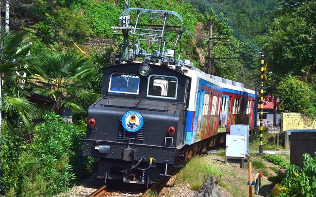 上信電鉄のデキ1形電気機関車。7月21日の臨時列車はデキ1形が電車2両をけん引して運転する。