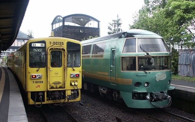 久大本線由布院駅に停車中の特急「ゆふいんの森」（右）。キハ71・72系で運転されている。