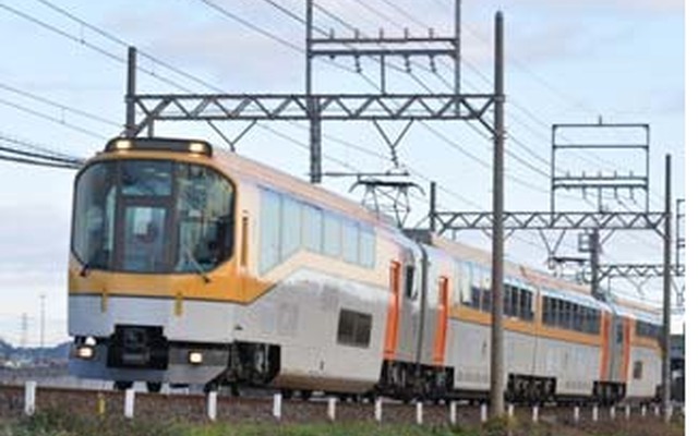 近鉄の団体専用車両20000系「楽」。通常は営業列車が走らない短絡線を経由して大阪上本町駅から近鉄宮津駅に向かう。