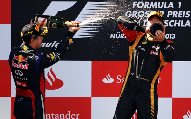 2013年 ドイツGPで勝利したレッドブルのセバスチャン・ベッテル（左）とシャンパンをラッパ飲みするキミ・ライコネン