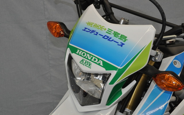 抽選賞品に三宅島エンデューロレースのオリジナルデカールをまとったCRF250Lの新車が