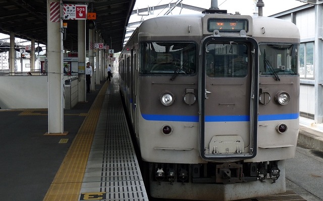 「岡山・尾道おでかけパス」は岡山支社内のJR線普通列車が1日自由に乗り降りできる。写真は児島駅に停車中の普通列車。