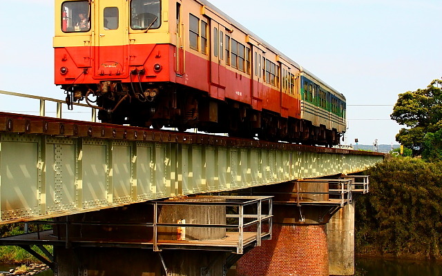 久留里線で運用されていた頃のキハ30形（前）とキハ38形（後）の2両編成。このほどキハ30・37・38形6両が水島臨海鉄道に引き取られた。2014年3月末から運行を開始する予定。
