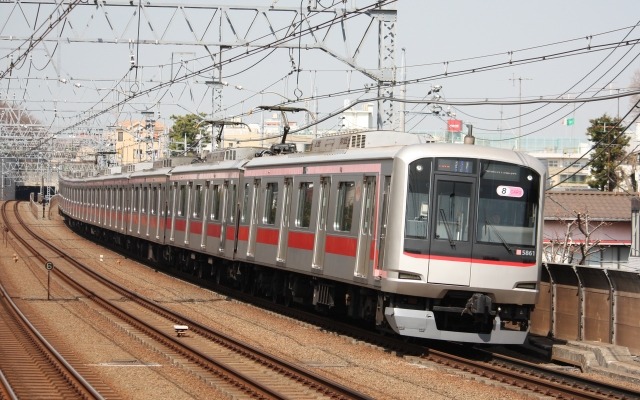 東急東横線を走る5050系。