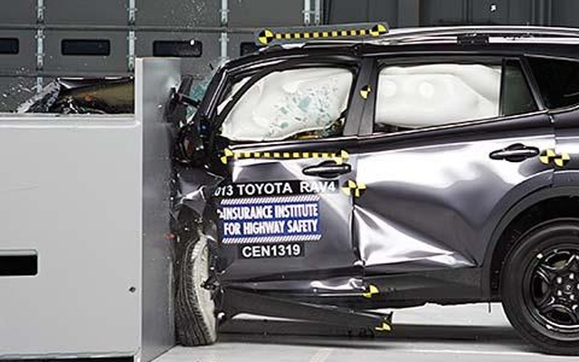 【IIHS衝突安全】トヨタ RAV4 新型、新スモールオーバーラップテストで最低評価