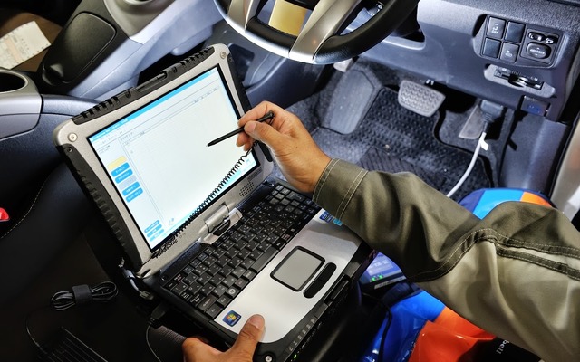 専用の診断機にかけ、検査を合格した車両だけがT-Valueハイブリッドのお墨付きを与えられる。