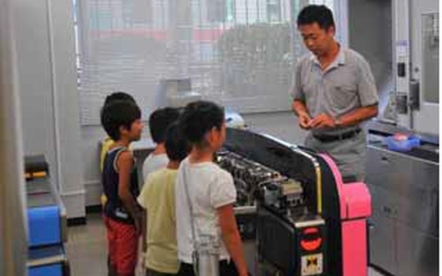 「キッズチャレンジ」では東急教習所で自動改札機の内部を見学。これ以外にもさまざまな見学、体験科目を設ける。