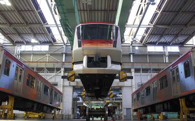 検査のためクレーンで台車から外される車体。「電車まつり」では車体つり上げ作業も見られる。