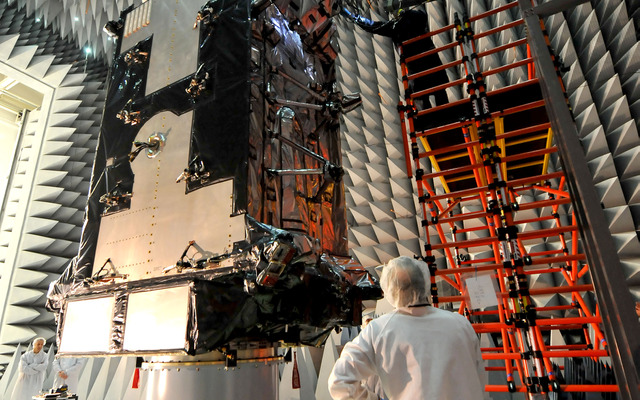 コロラド州デンバーのロッキード・マーティン社衛星開発施設で受動相互変調歪試験、電磁適合性試験にのぞむGPS III試験機GNST