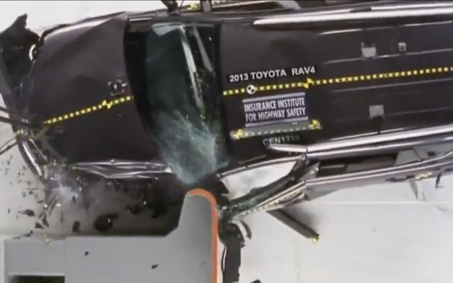 米IIHSが実施した新型トヨタRAV4のスモールオーバーラップ衝突テスト
