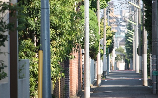 世田谷区の東玉川から大田区の雪谷方向を望む。写真の左側が奥沢線の線路跡地だが、今はごく普通の住宅が立ち並んでおり、鉄路の名残を見つけ出すのは難しい。