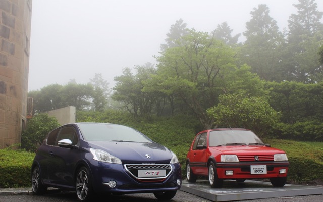 プジョー・208 GTi（左）と、プジョー205GTi1.9
