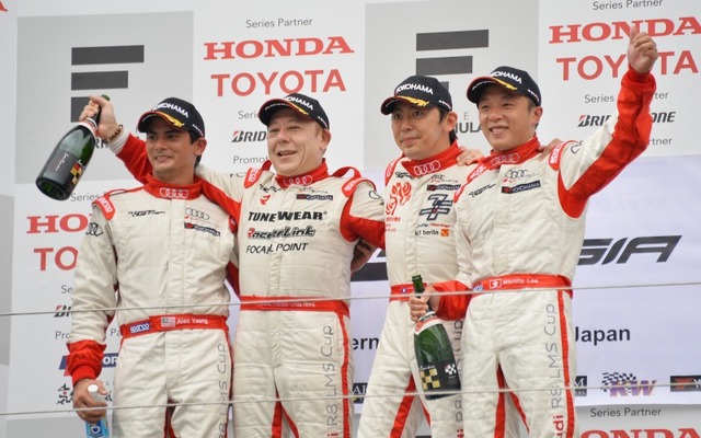 表彰台に上った4人のアウディ・ドライバー。左から、アレックス・ユーン（2位）、恩田英樹（2位）、ジェフリー・リー（優勝）、マーティン・リー（優勝）