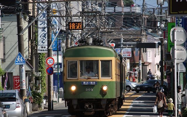 併用軌道区間を走る江ノ電の300形電車。