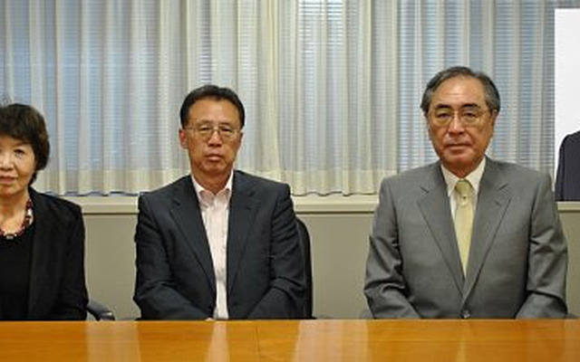 左から、土田委員、縄野委員、伊藤委員新浪委員（右上）は海外出張中につき電話会議で参加