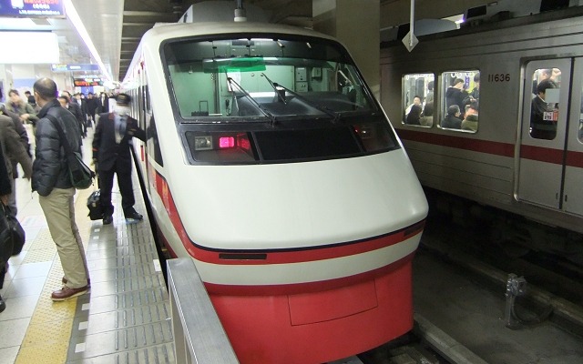 浅草駅に到着した特急「りょうもう」。スタンプラリーでは特急ホームに設置されたスタンプの押印が必須となる。