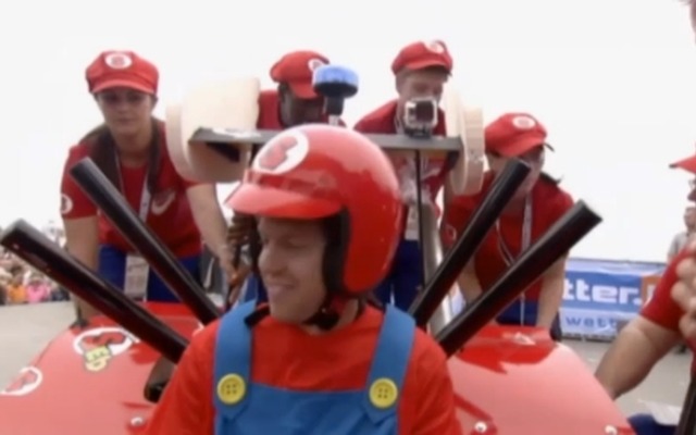 マリオカートでダウンヒルを行うベッテル（動画キャプチャ）