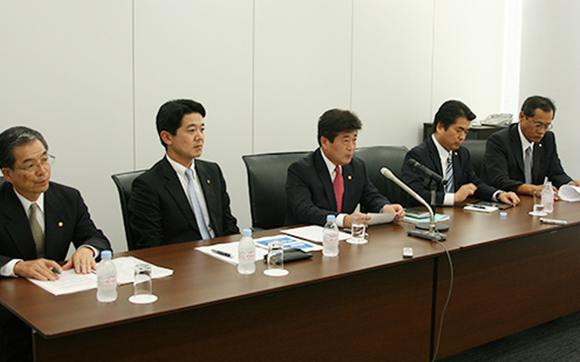左から、森茂常務取締役、檜垣清志常務取締役営業本部長、檜垣幸人代表取 締役社長、檜垣和幸代表取締役専務取締役、 藤田均常務取締役設計本部長