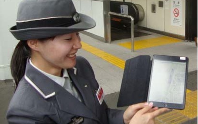 乗務員によるタブレット端末使用時のイメージ。輸送障害発生時の情報収集や案内に活用する。