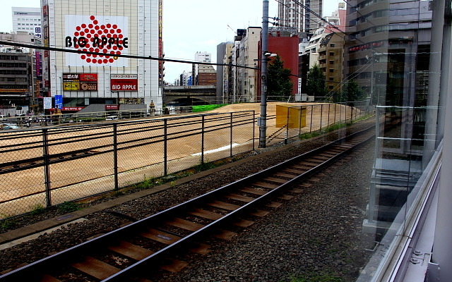手前がJR中央線の営業線レール（上り線）　奥が電車留置線