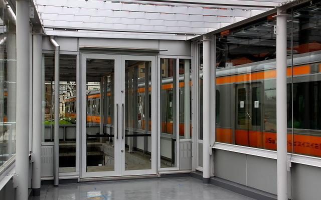 旧万世橋駅のホーム跡を通過する中央線の電車