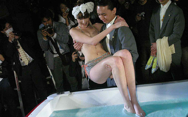 【写真蔵】ミニでXXL、美女が入浴する?