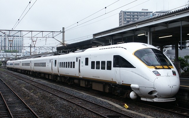 長崎本線の特急「かもめ」。「アラウンド九州きっぷ」は九州新幹線や特急列車も利用できる。
