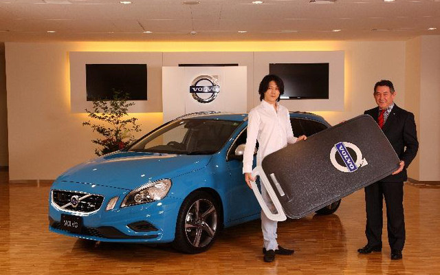 V60 R-DESIGN の納車セレモニーの様子、宮尾俊太郎さん（左）とアラン・デッセルス社長