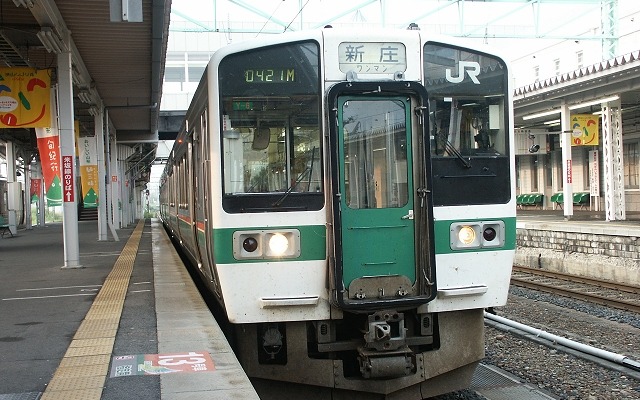 米沢駅で発車を待つ山形線の新庄行き普通列車。