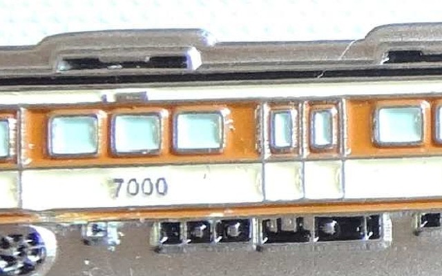 タオルマフラーのほかネクタイピンも発売される。7000系電車をモチーフにしている。
