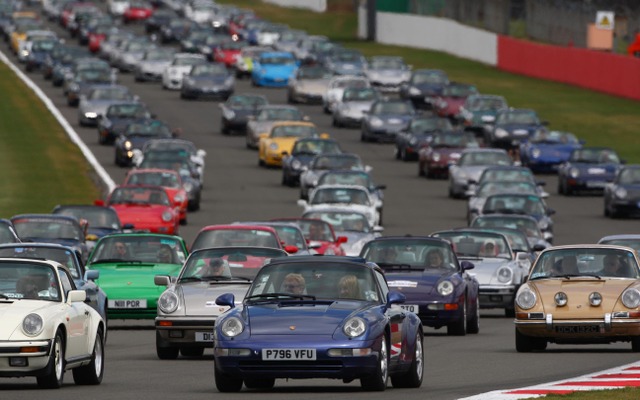 ポルシェ 911の歴代モデル1208台によるパレード