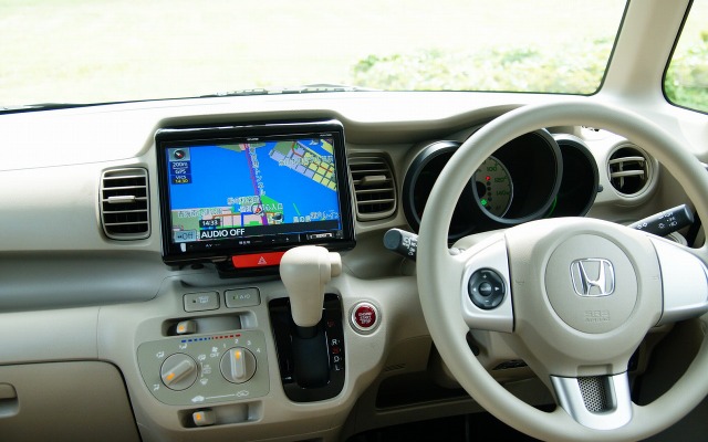 イクリプス AVN-ZX02i。フィッティングに違和感はない