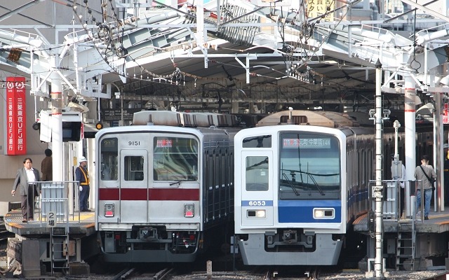 東急東横線の自由が丘駅に停車中の東武車（左）と西武車（右）。2012年度は東横線渋谷～代官山間の地下化が完成し、同時に東武、西武、東京メトロ、東急など5社による相互直通運転が始まった。