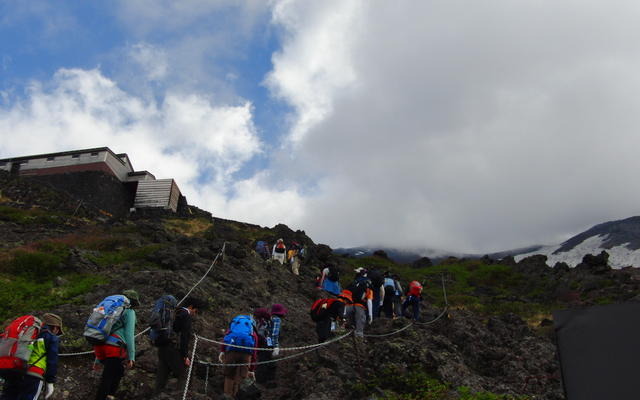 大勢の登山客でにぎわう登山道