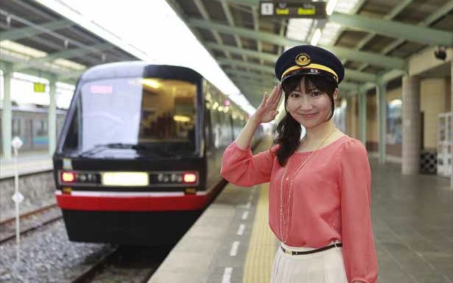「下田生まれのアナウンサー駅長」に任命された小林佳果さんが案内役を務める。