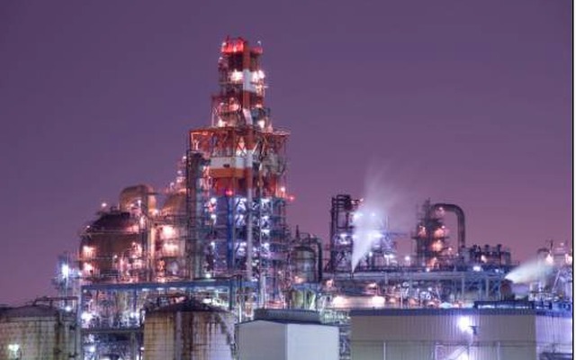 「工場夜景」のイメージ。近年、新たな産業観光スポットとして工場の夜景が注目されている。