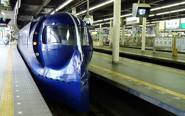 難波駅で発車を待つ関空行き特急ラピート。関空の利用者増加などで2013年度4～6月期は増収増益となった。