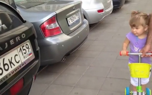 スバルや三菱車などを前に、メーカー名を言い当てるロシアの二歳の女の子