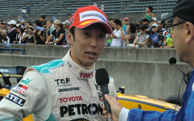 優勝直後のテレビインタビューに答える中嶋一貴。