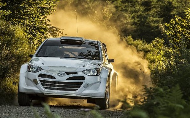 初公開された砂利道上テストを行うヒュンダイi20 WRC