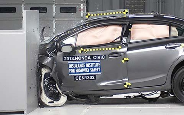 ホンダ シビックのIIHS新スモールオーバーラップテスト