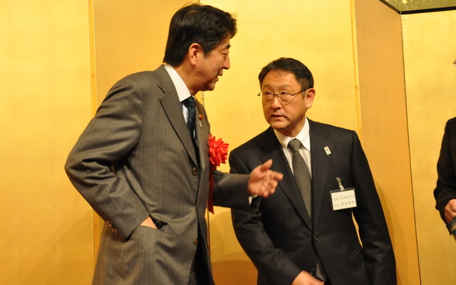 安倍首相と豊田章男自工会会長（2013年自工会賀詞交歓会）