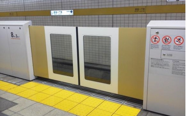 銀座一丁目駅のホームドア。有楽町線は2014年2月22日までに全駅のホームドアの整備を完了する予定。