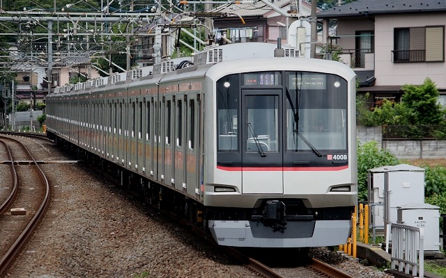 西武池袋線を走る東急5050系4000番台。今年3月から東京メトロ副都心線を介して西武池袋線や東武東上線に乗り入れるようになった。