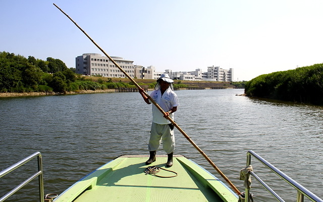 乗船料は無料。運航時間は4～9月が8～18時、10～3が8～17時（正午から昼休みあり）